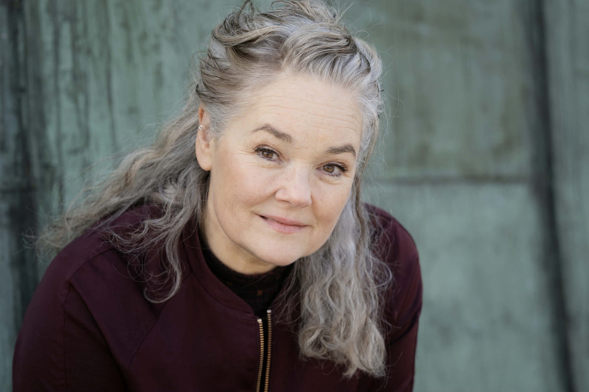 SHOWREEL Porträtt grön bakgrund 3.jpg